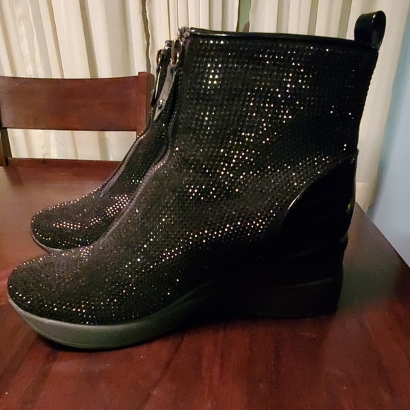 Size 10 sparkling wedges. Needs a new home. - Picture 7 of 8